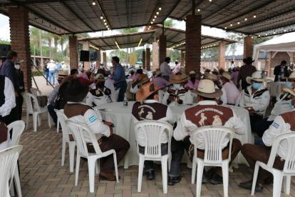 Las inmediaciones de la Asociación acoge a decenas de ganaderos.