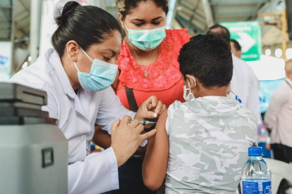 Reapertura del vacunatorio ubicado en la estación de la Metrovia de la avenida 25 de Julio, sur de la ciudad.