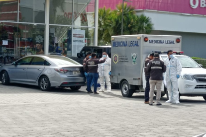 Miembros de medicina legal, acudieron hasta el lugar para hacer el levantamiento del cuerpo.