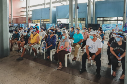 Reapertura del vacunatorio ubicado en la estación de la Metrovia de la avenida 25 de Julio, sur de la ciudad.