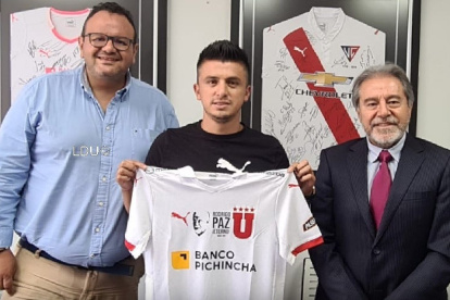 Andrés López muestra la camiseta de Liga de Quito, su nuevo club.