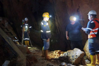 Minas. Los túneles son despejados para que los técnicos puedan levantar información topográfica.