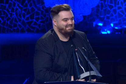 Ibai Llanos recoge uno de sus galardones en la primera edición de los premios Esland organizado por TheGrefg