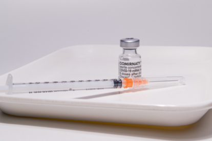 Después de dos dosis, los sueros tenían títulos neutralizantes más de 22 veces reducidos contra ómicron en comparación con el virus original de Wuhan.