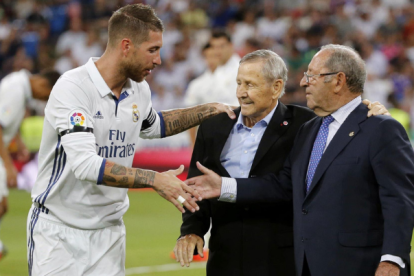 El excapitán del Real Madrid Sergio Ramos saluda al presidente de Honor Paco Gento (d), antes de un partido en el estadio Santiago Bernabéu, en 2016.