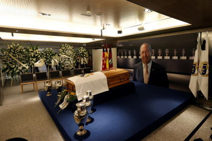 Capilla ardiente a Paco Gento, que el club ha abierto esta tarde en el palco de honor del Santiago Bernabéu.