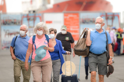 Los pasajeros que no están contagiados, pudieron continuar con la visita. Ellos, sin embargo, no podrán bajarse en los sitios previstos a visitar.