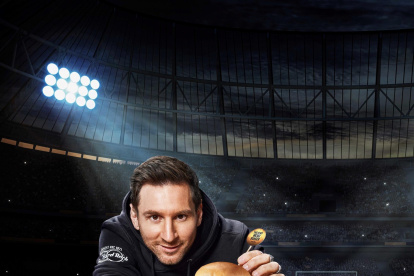 Fotografía promocional cedida por Hard Rock International donde aparece el jugador argentino de fútbol Leo Messi mientras muestra una enorme hamburguesa bautizada "Messi Burger" presentada en un pan brioche tostado con dos porciones de carne, además de queso provolone, chorizo en rodajas, cebolla roja caramelizada, lechuga romana y rodajas de tomate, todo ello aderezado con una salsa picante y ahumada.
