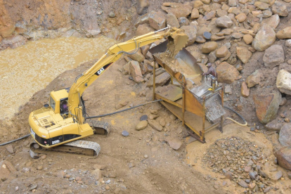 Minería. Las autoridades azuayas señalan la posible contaminación en el río Santa Bárbara.