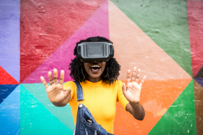 Una joven observa con unas gafas de realidad virtual.