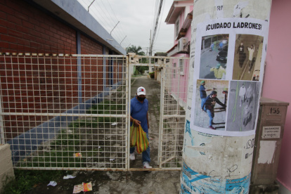 Imágenes. En alrededor de ocho postes de las manzanas D, los vecinos han colocado las imágenes de hechos delictivos y sus protagonistas.