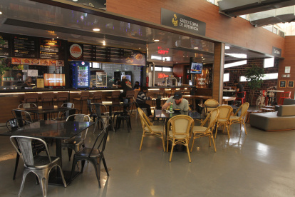 Un sector del Mercado del Río, a las 14:00 del martes 18 de enero de 2022. Los dueños de restaurantes se quejan de las restricciones.