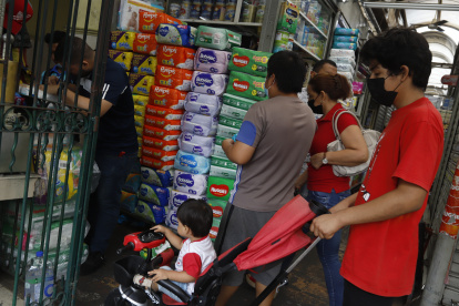 Mercado. Los consumidores se quejan por la falta de pañales populares y por el alto costo de los convencionales.