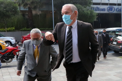 Defensa. Jorge Acosta acompaña a Santiago Cuesta durante una de las convocatorias efectuadas por la Fiscalía.