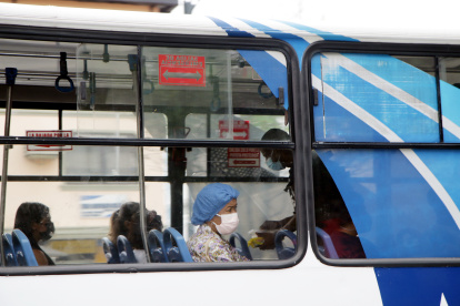 Guayaquil. Que los vendedores se suban a las unidades y los conductores deban bajarse al paso, es el diario vivir de los usuarios