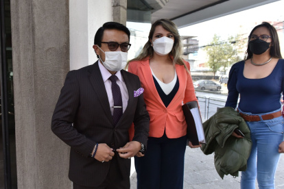 Abogados. Uno de los defensores de Freddy Carrión junto a su esposa Priscila Schetinni al ingreso a la Corte.
