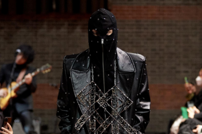 La firma china Sankuanz presenta sus diseños para el otoño-invierno 2022 en la Semana de la Moda hombre de París.