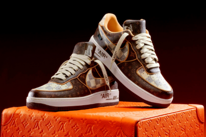 Fotografía cedida por la casa de subastas Sotheby"s donde se aprecian unas zapatillas de Nike diseñadas por Abloh de Vuitton que serán subastadas.