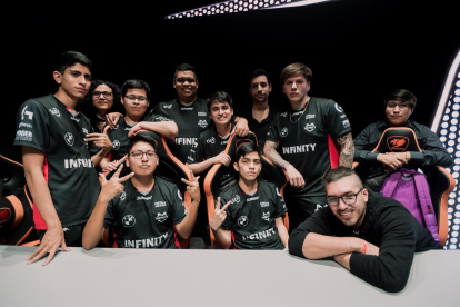Fotografía sin fecha cedida por Riot Games, del equipo Infinity, bicampeón de la Liga Latinoamérica de League of Legends.