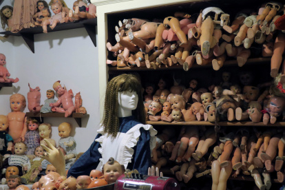 Al lugar llegan muñecas de todo tipo con una variedad de problemas.