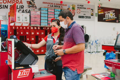 Caja. Una colaboradora de TÍA enseña a utilizar la caja de autopago.