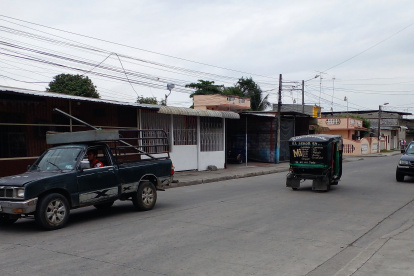 Desorden. En la avenida, los conductores se desplazan a su manera. Conducen en el carril que quieran y de la misma forma se parquean. Las quejas son permanentes.