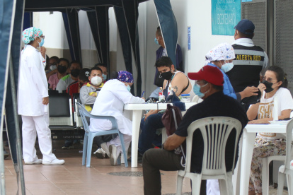 Decenas de personas con síntomas asociados a la COVID-19 acuden a consulta médica o realizarse pruebas en el Hospital Bicentenario.