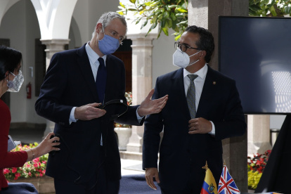 Los ministros de Ambiente de Reino Unido y Ecuador, Zac Goldsmith y Gustavo Manrique, ofrecieron una rueda de prensa tras la firma de la carta de intención.