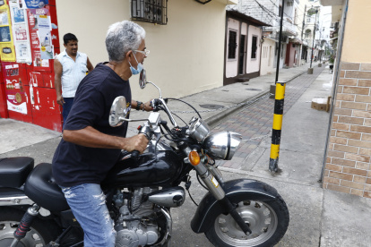 Las peatonales están con muros y cadenas