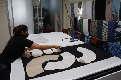 Imagen de archivo de una mujer trabaja en una empresa de confección de ropa.