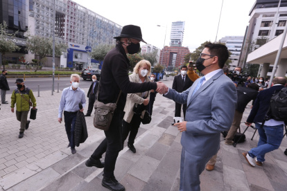 Respaldo. El desarrollador sueco Ola Bini y su abogado Carlos Soria, antes de ingresar al Complejo Judicial Norte.