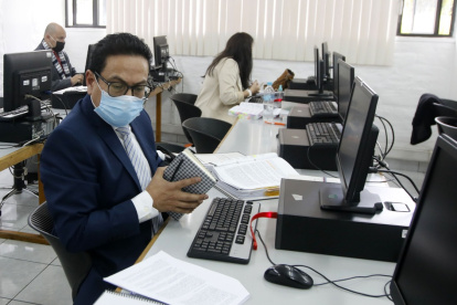 A los postulantes se les permitió apoyarse con documentos escritos para la prueba desarrollada este 20 de enero.