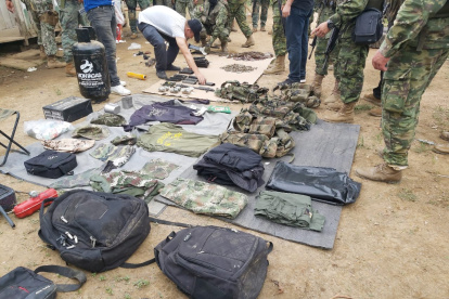 Evidencias. Los militares decomisaron gran cantidad de municiones, mochilas, uniformes de armados.