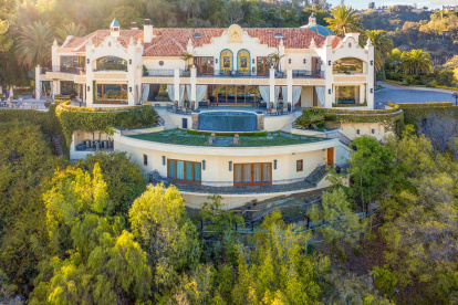 El inmueble de 12.000 metros cuadrados cuenta con 9 dormitorios, 19 baños, sala de cine, spa, gimnasio, peluquería, sala de billar, bar y una piscina con tres cascadas.