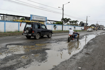La vía. Este es el estado en el que se encuentra la avenida, aledaña a escuelas, negocios y viviendas.