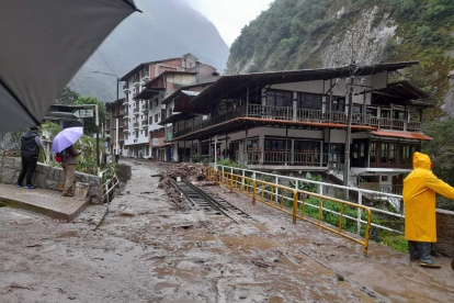 Fotografía de los efectos de las intensas lluvias y el desborde del río Alcamayo hoy, en Aguas Calientes (Perú). Las intensas lluvias registradas en la región andina de Cusco (Perú) provocaron este viernes el desborde del río Alcamayo, que cubrió de piedras y lodo las calles del pueblo de Machu Picchu, ubicado en la parte baja de las montañas donde se encuentra la turística ciudadela inca. EFE/ Ferdinan Ccori Quispe