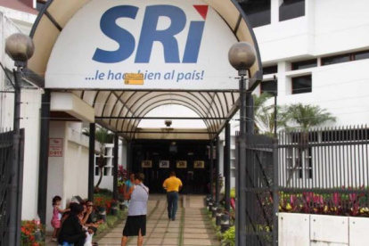 VISTA DE LA FACHADA DE INGRESO A LA ENTIDAD DE RECAUDACIÓN DE IMPUESTOS SRI |
