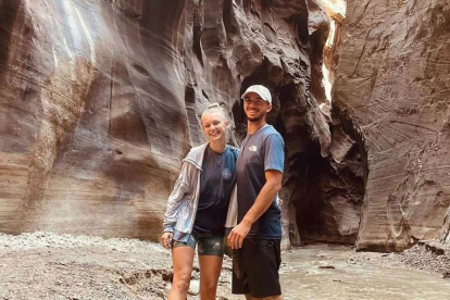 La pareja de enamorados durante unas vacaciones, que fueron las últimas, pues ella desapareció por varios días y luego fue hallada sin vida.