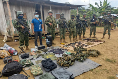 Decomiso. El jueves, miembros del Frente Óliver Sinisterra dejaron abandonado material bélico en Mataje.