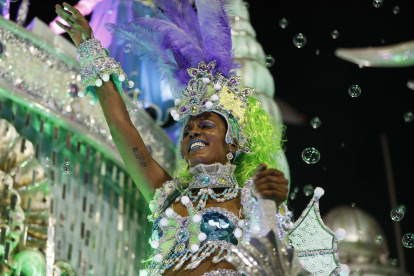 Los integrantes de una escuela de samba desfilan en el sambódromo durante el carnaval 2020 en Río de Janeiro (Brasil), en una fotografía de archivo.
