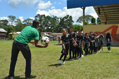 Los niños waoranis entrenan bajo el comando técnico de Javier Quiñónez.