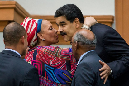 Superamigos. Desde que el propio Simón Bolívar, a través de una médium, le dijo que Córdoba será presidenta de Colombia, Maduro le da todo.