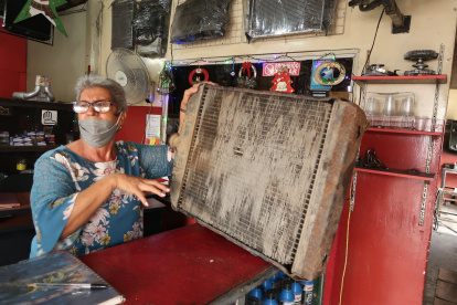 Historia. Cecilia Páez muestra la pieza que repara y vende en su negocio, ubicado  en García Moreno y Alejo Lascano.
