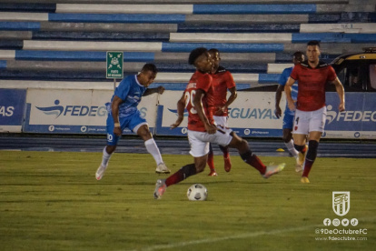 Danny Luna remata un esférico ante la marca de los jugadores de Barcelona.