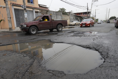Queja. Así permanece la avenida Enrique Ortega Moreira desde hace varios meses, dice la ciudadanía.