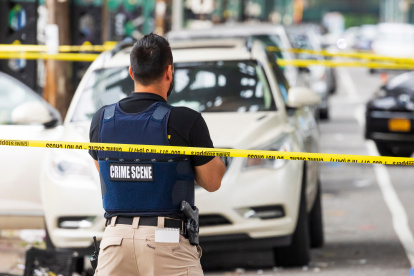 Un agente de la Policía de Nueva York, investiga un asesinato, en una fotografía de archivo.