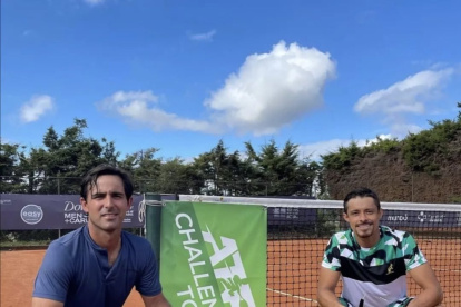 El tricolor Diego Hidalgo (i) junto al colombiano Cristian Rodríguez, tras ser campeones en Chile.