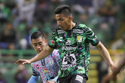 Ángel Mena se retiró con muestras de mucho dolor. Le pusieron hielo en la zona afectada y se espera su evolución.