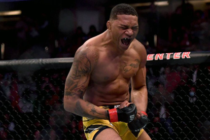 El peleador ecuatoriano Michael Morales celebra su triunfo tras derribar al estadounidense Trevin  Giles.