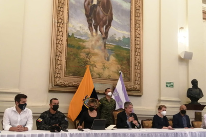 Acompañado del viceministro de seguridad, la alcaldesa de Guayaquil y el gobernador del Guayas, Lasso informó sobre nuevas medidas de seguridad para el puerto principal